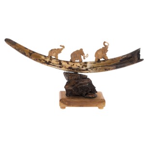 Скульптура из клыка и бивня мамонта "Три мамонта на бивне" на подставке