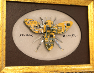 Картина Дамира Кривенко "Пчела" в золотой рамке