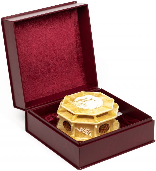 The box made of amber "Dragon"