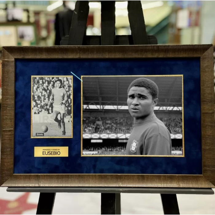 Autographed photo of the football player Eisebio
