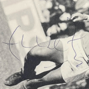 Autographed photo of the football player Eisebio