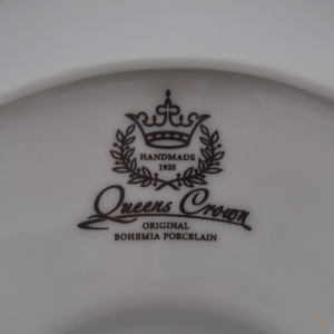Фарфоровое блюдо на ножке "Queen's Crown. Охота красная" квадратное