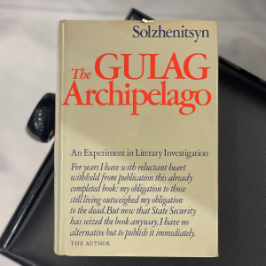 Книга c рукописным пожеланием и автографом журналиста и писателя Томаса Портера Уитни