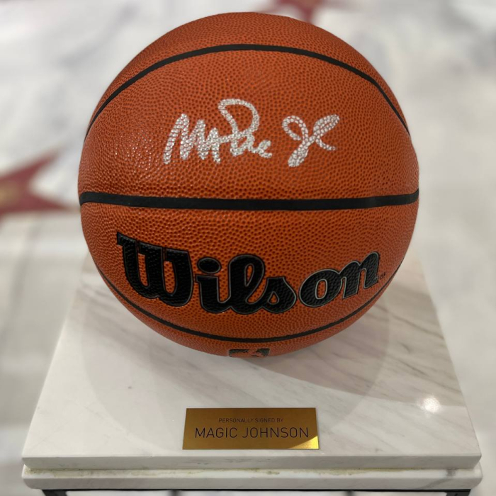 Баскетбольный мяч с автографом Мэджика Джонсона, мрамор белый