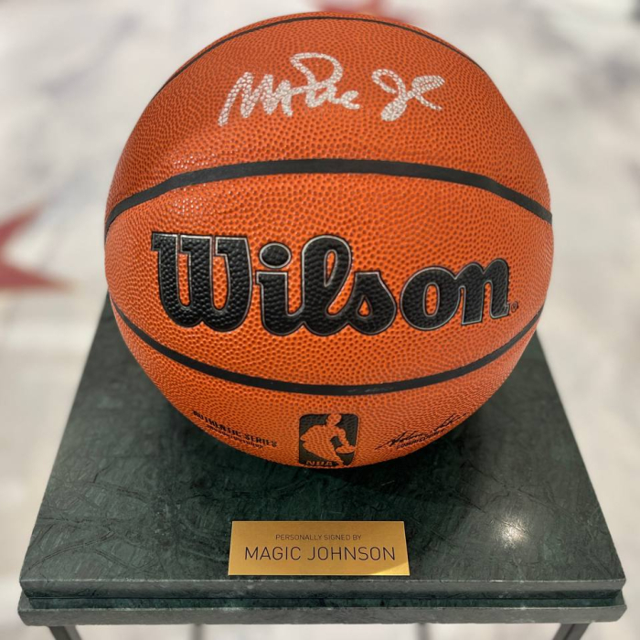 Баскетбольный мяч с автографом Мэджика Джонсона, мрамор зеленый
