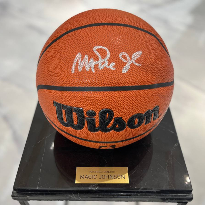 Баскетбольный мяч с автографом Мэджика Джонсона, мрамор черный