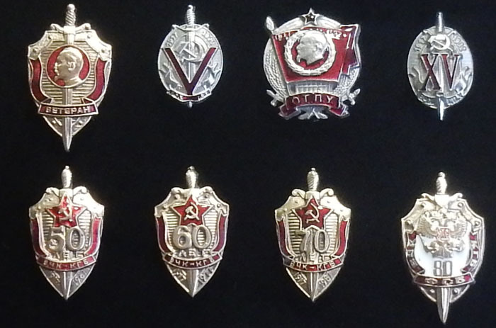 Ключни­ца "С пистолетом ­Маузер и знаками ­ФСБ"