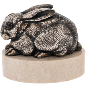 Скульптура из бронзы "Кролик лежащий" на мраморе