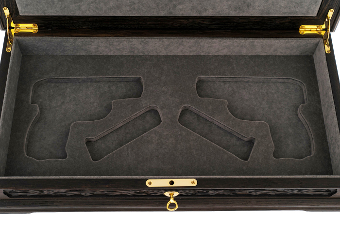 A box for weapons made of stained oak and amber "Patriot"