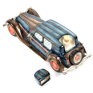 Stock car "Retro" with rotating wheels