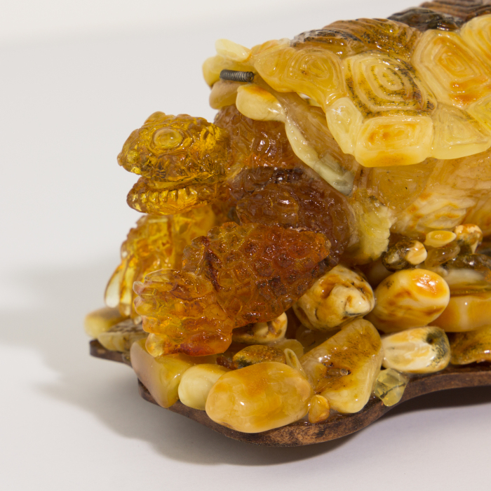 Souvenir box made of amber "Turtle"