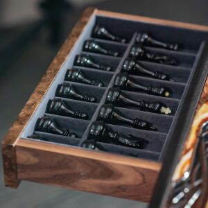 Шахматный стол из корня ореха и янтаря "Инфинити" светлый